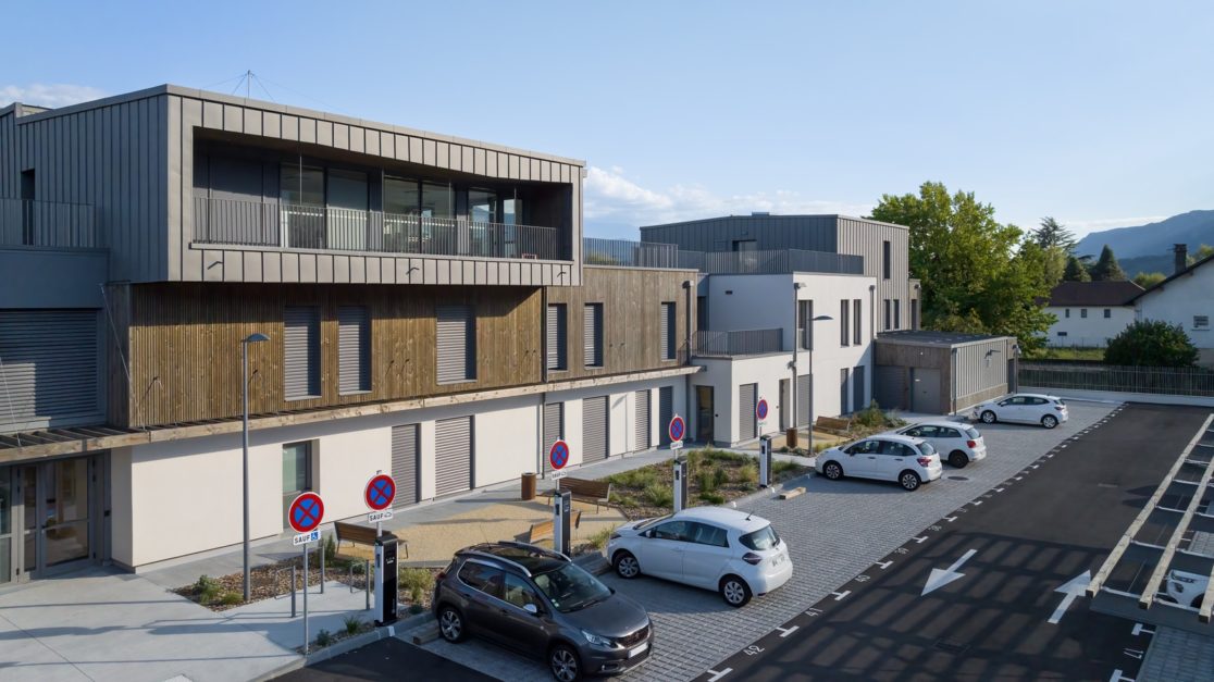 vue drone bâtiment de bureau et parking