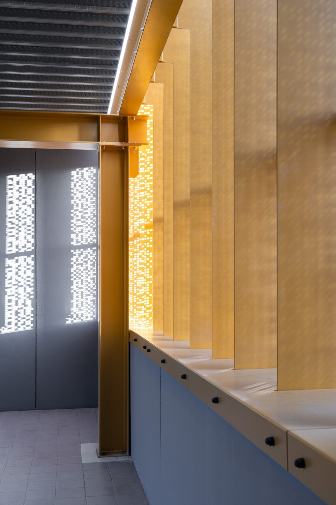 lumière traversante sur une passerelle