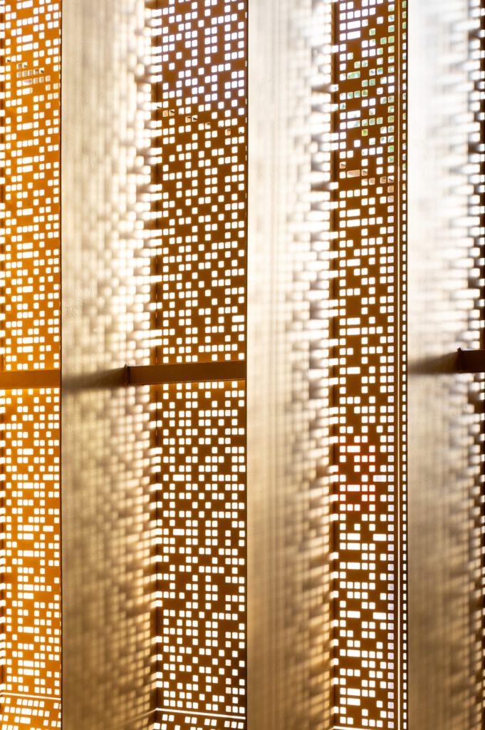 lumière traversante résille métallique