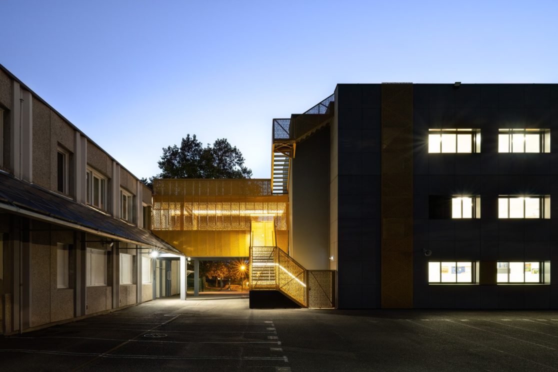 bâtiment à l'heure bleue