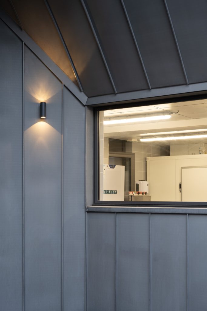 éclairage sur façade zinc