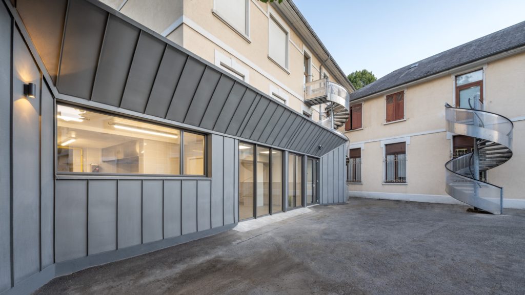 extension en façade zinc