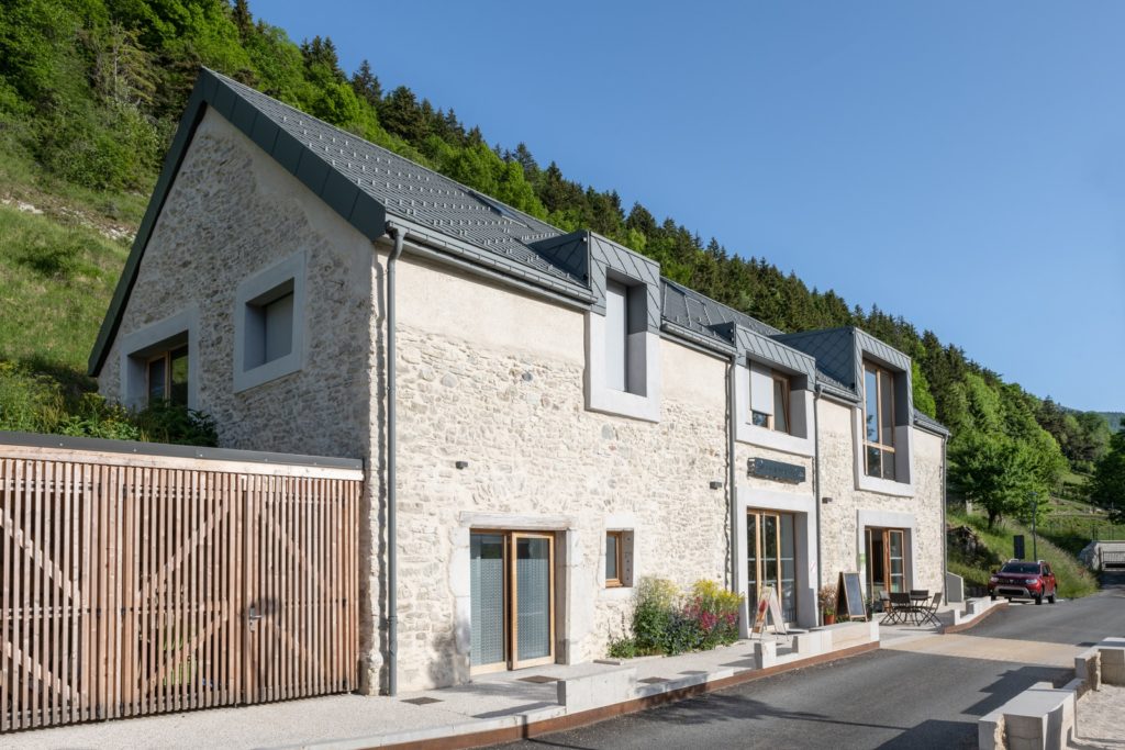 gîte en pierre et toiture aluminium