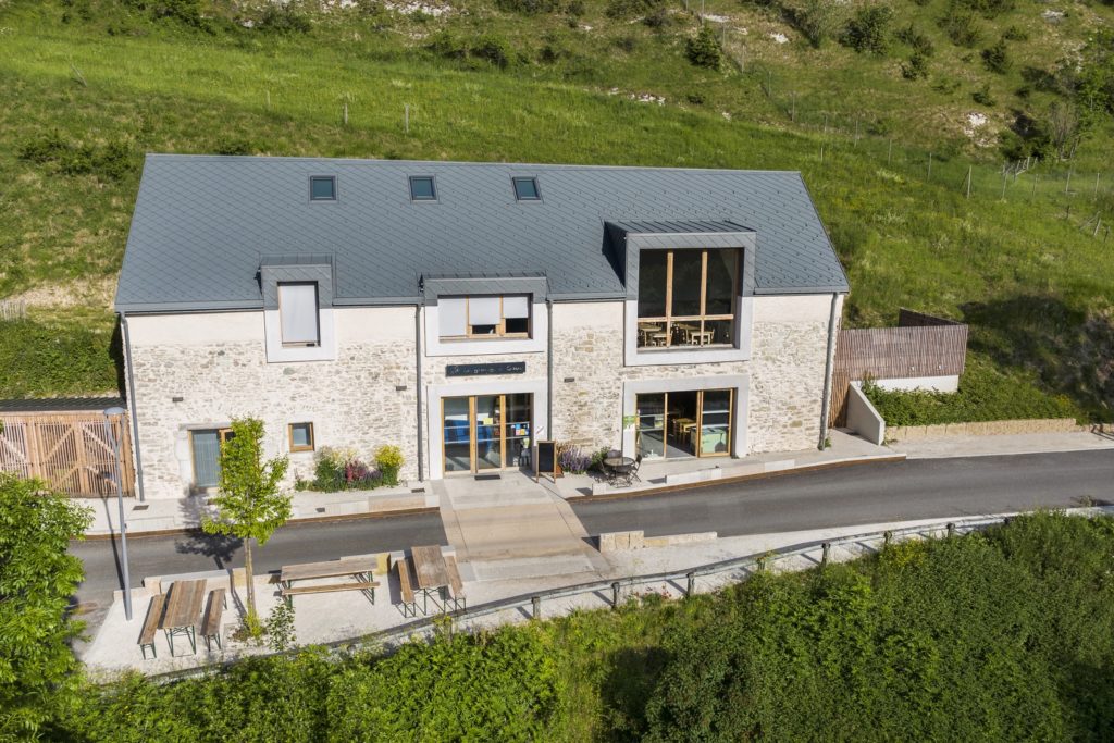gîte en pierre et toiture aluminium