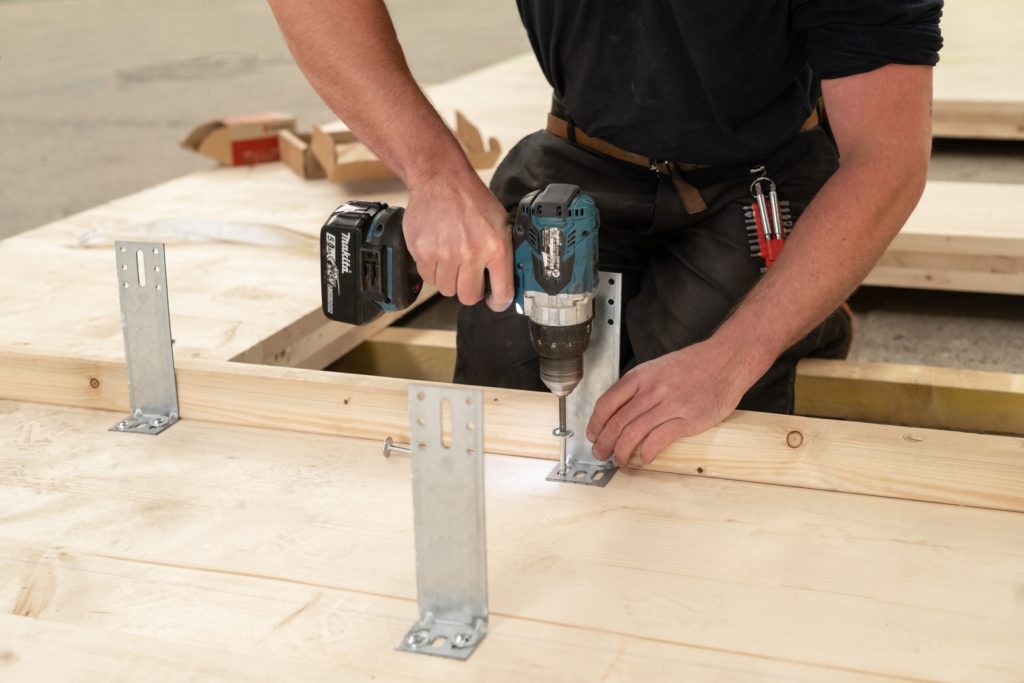 charpentier avec visseuse