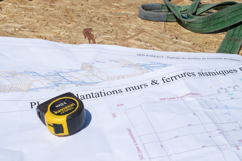 plan et mètre sur chantier