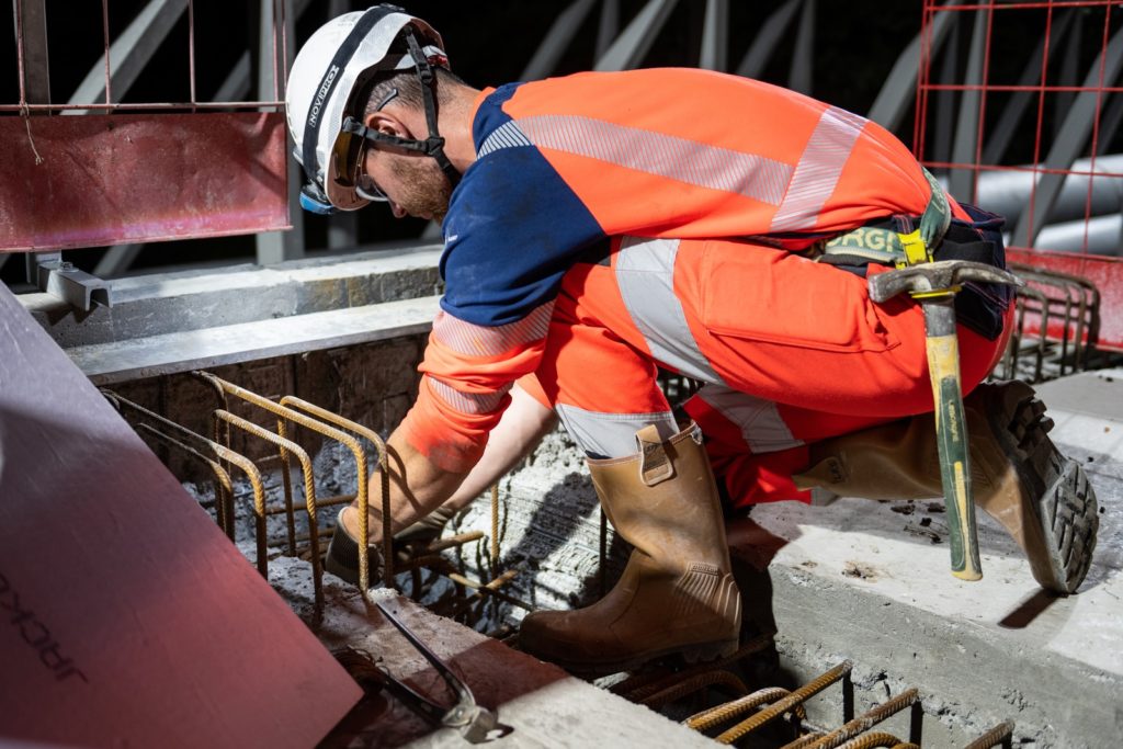 maçon en travaux de nuit
