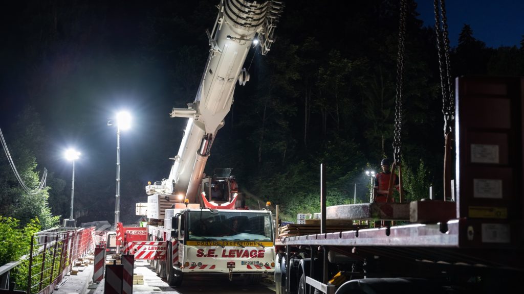 grue en travaux de nuit