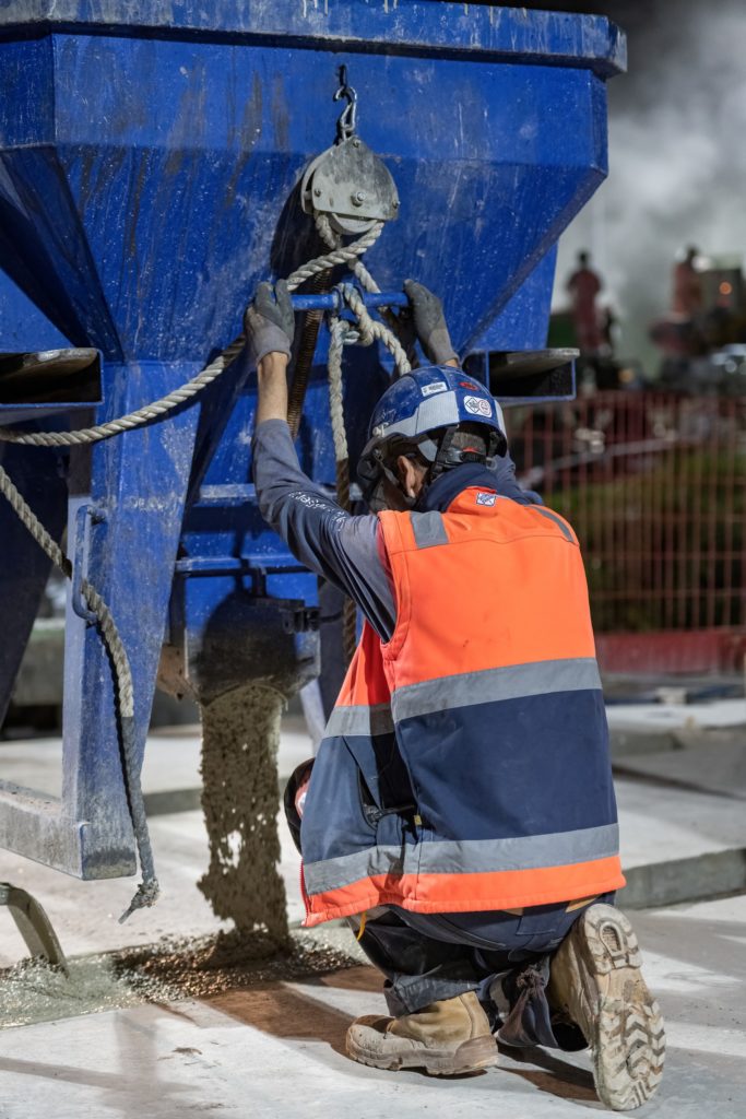 maçon et benne à béton