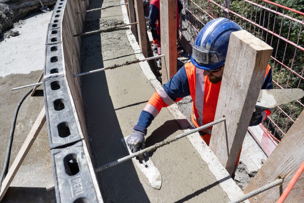 maçon qui lisse du béton