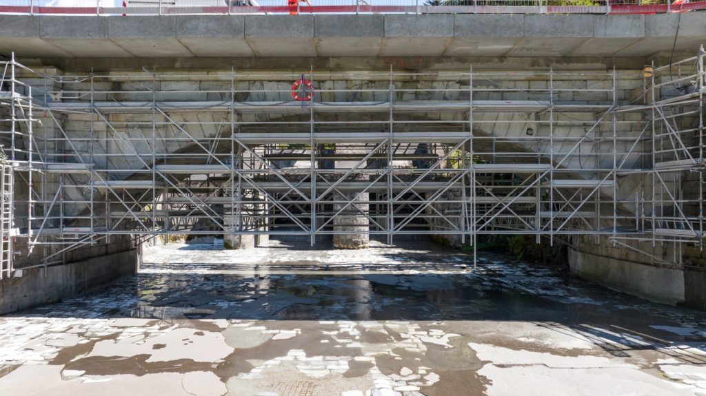 échafaudage suspendu sous un pont