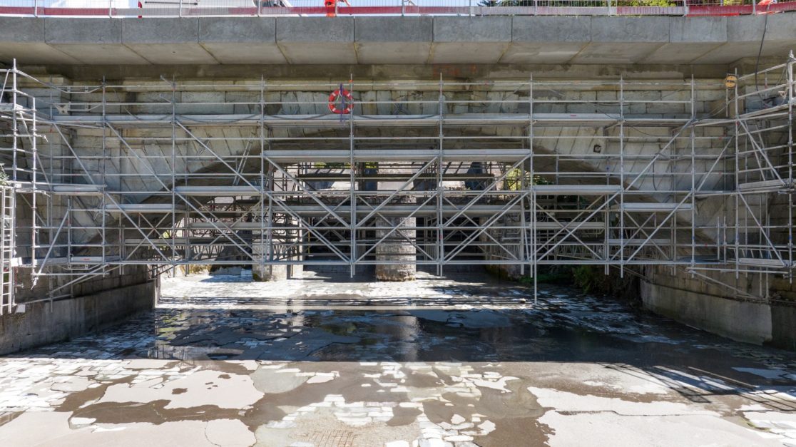 échafaudage suspendu sous un pont