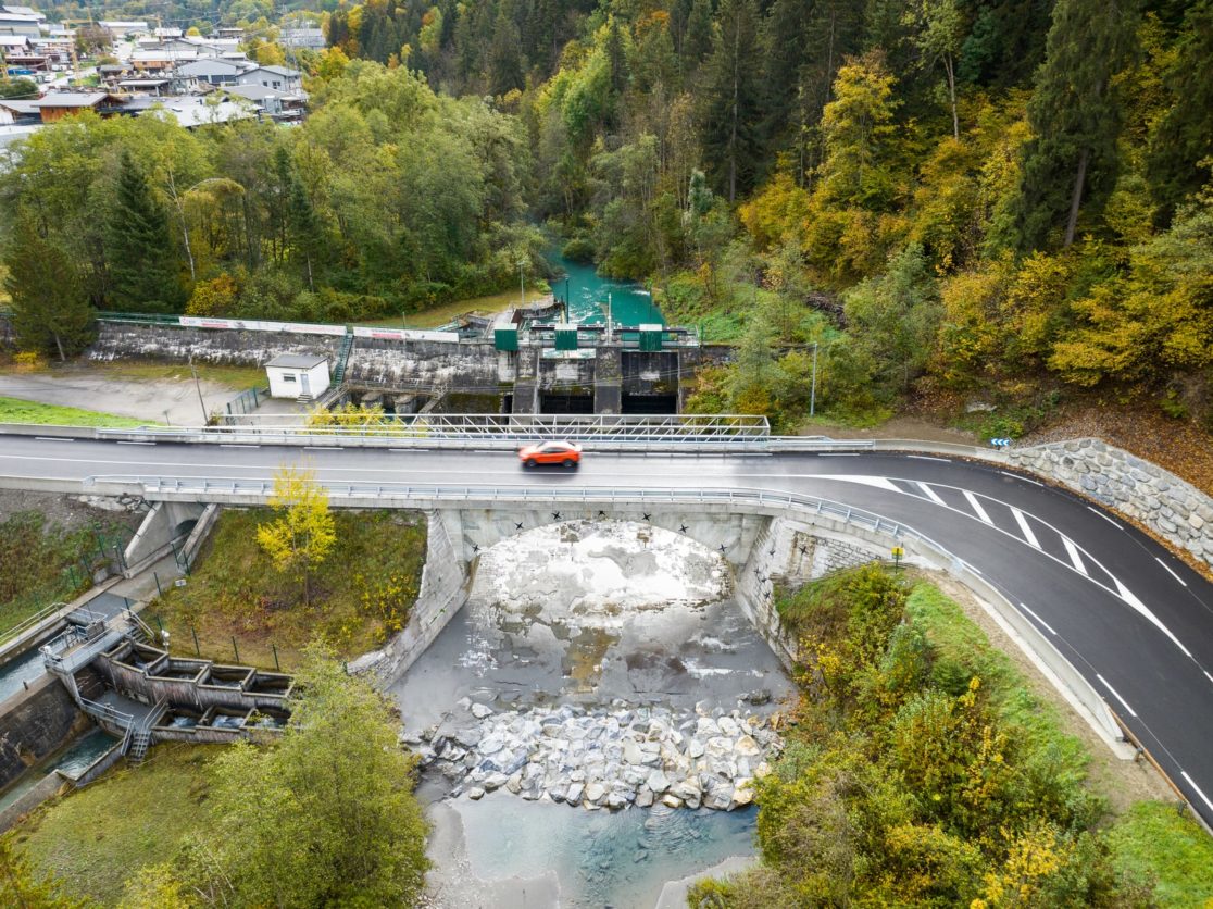 voiture sur un pont