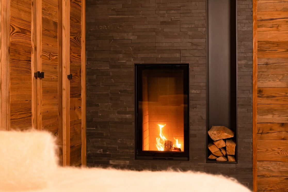 feu de cheminée dans une chambre