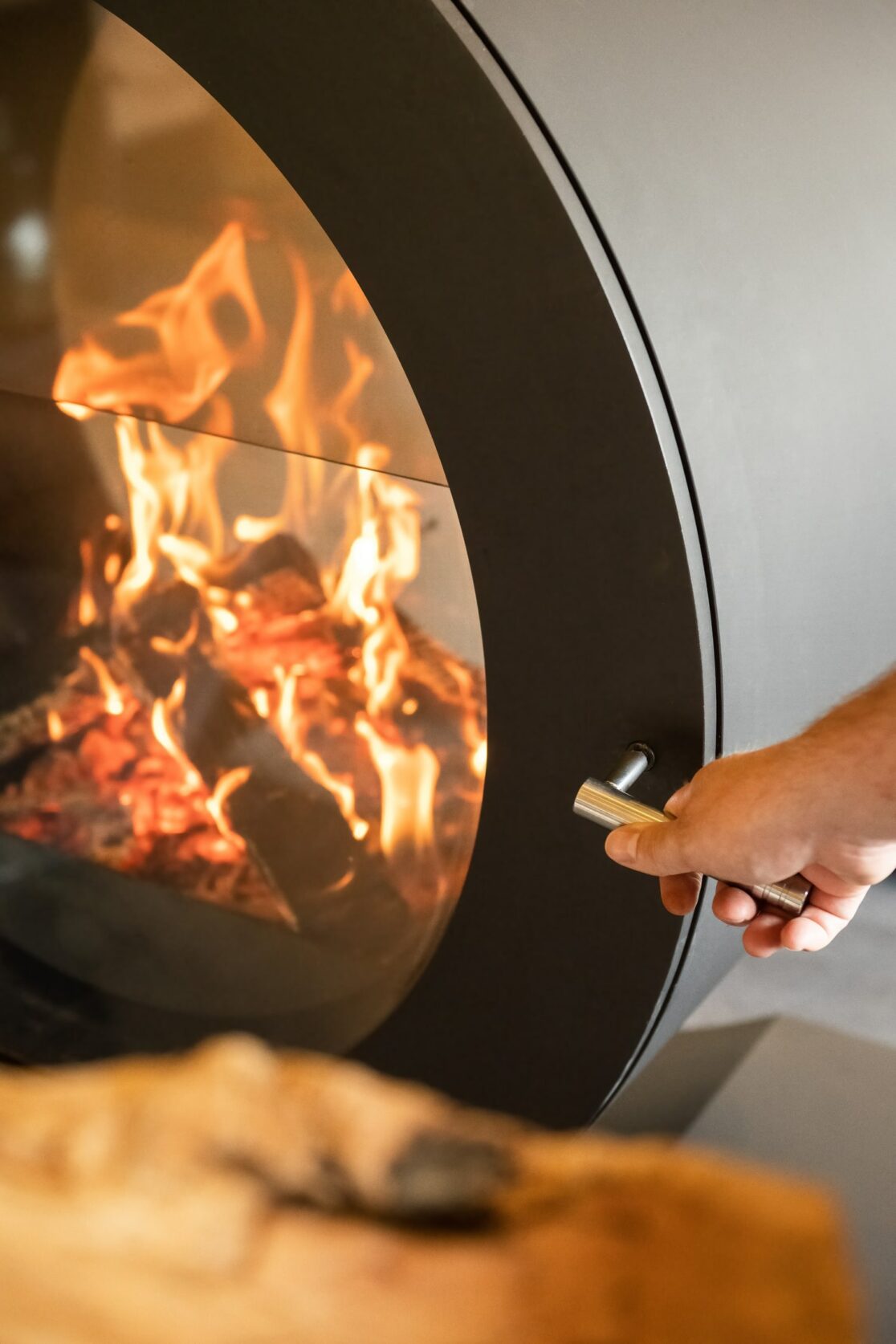 main qui ouvre une cheminée