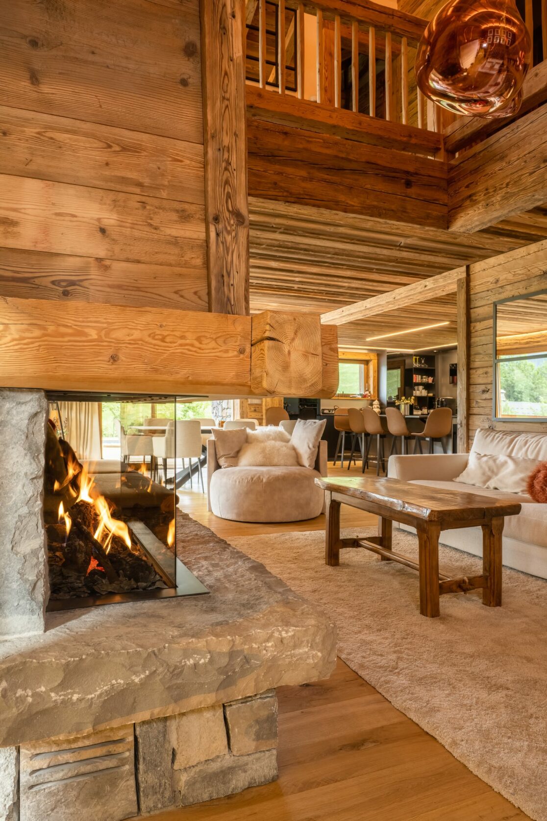 salon avec cheminée