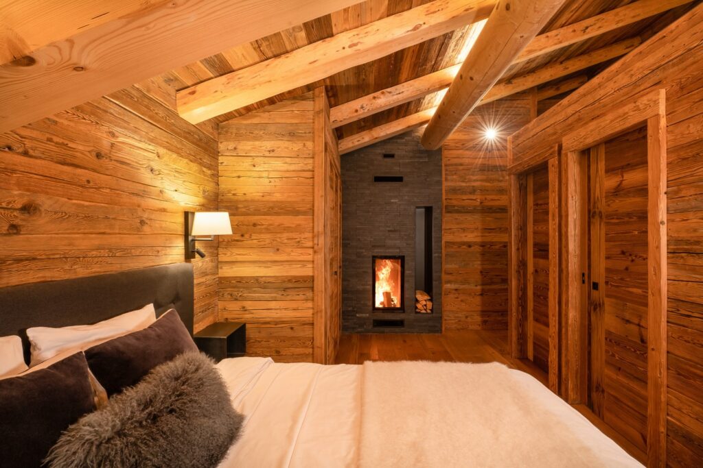 cheminée allumée dans une chambre