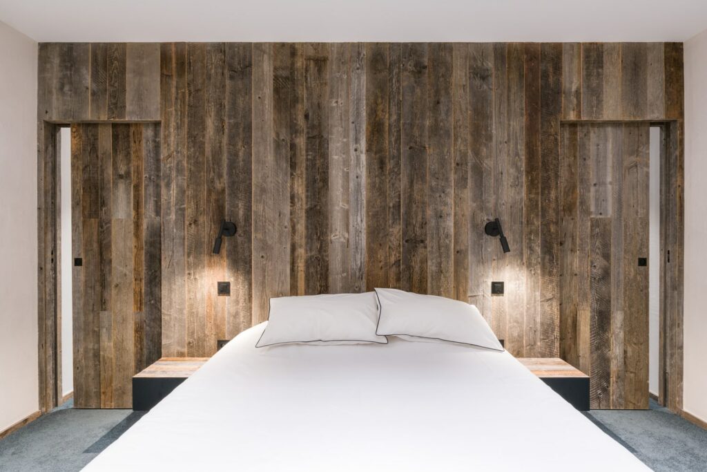 chambre avec parement bois