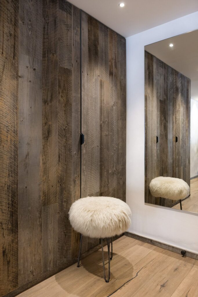 placard en bois et assise pouf