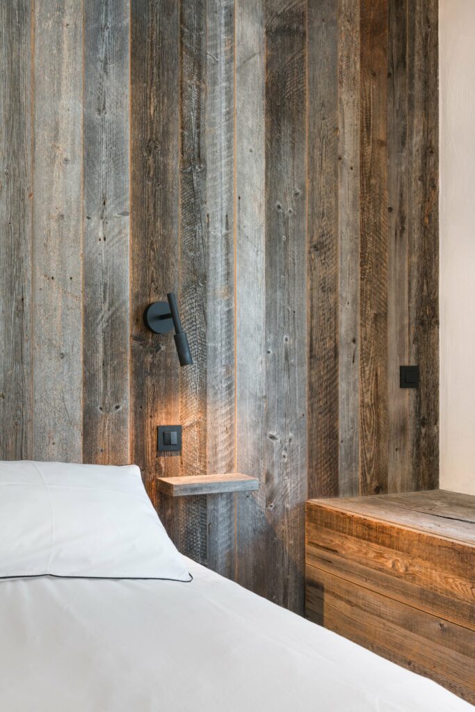 lit avec tête de lit en vieux bois