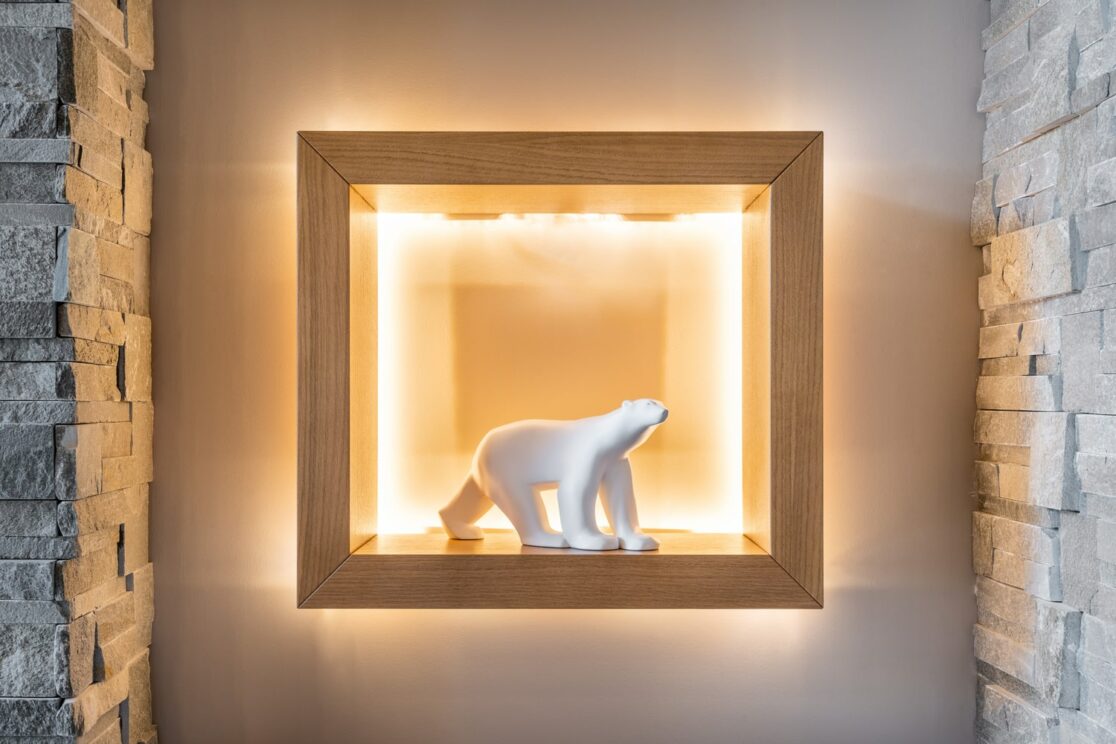 étagère en bois éclairée