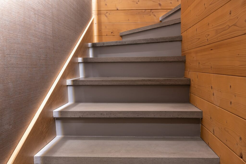 détail escalier béton et bois