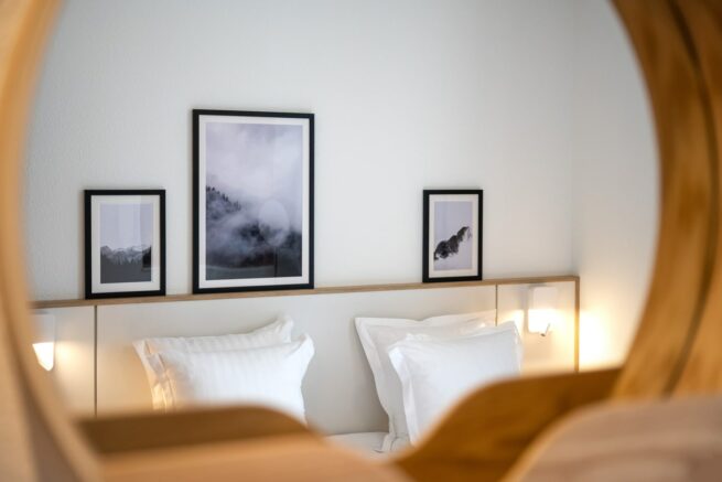 chambre d'hôtel dans un miroir