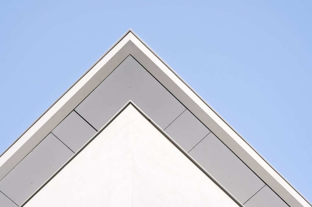 détail dépassée de toiture