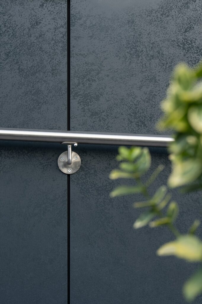 détail main courante et façade