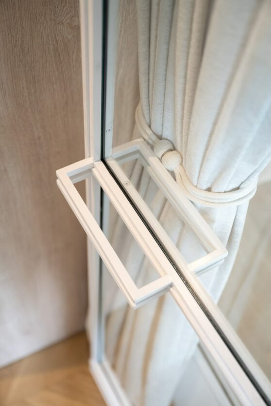 détail porte verrière et rideaux