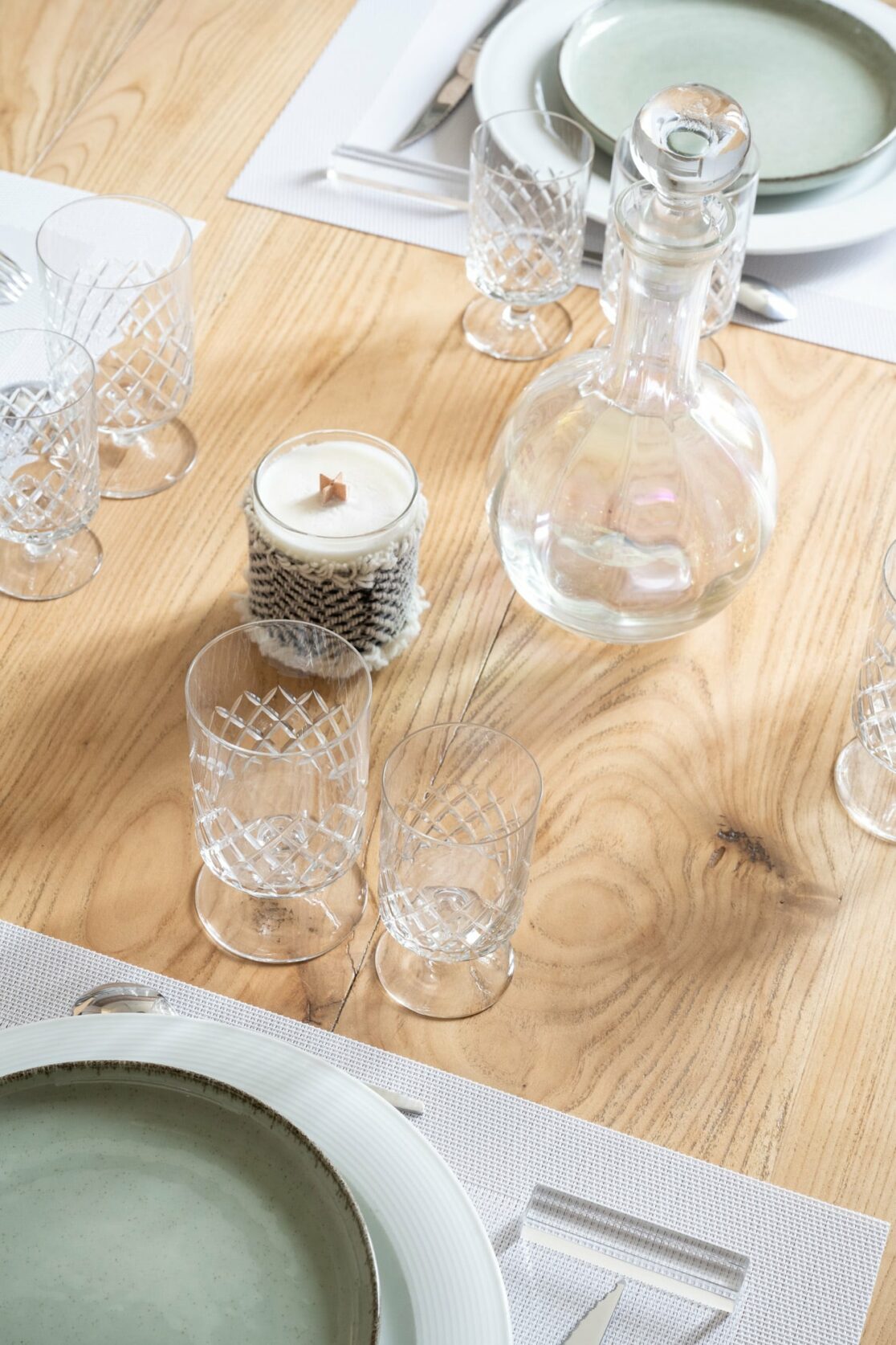 detail d'une table à manger avec vaiselle