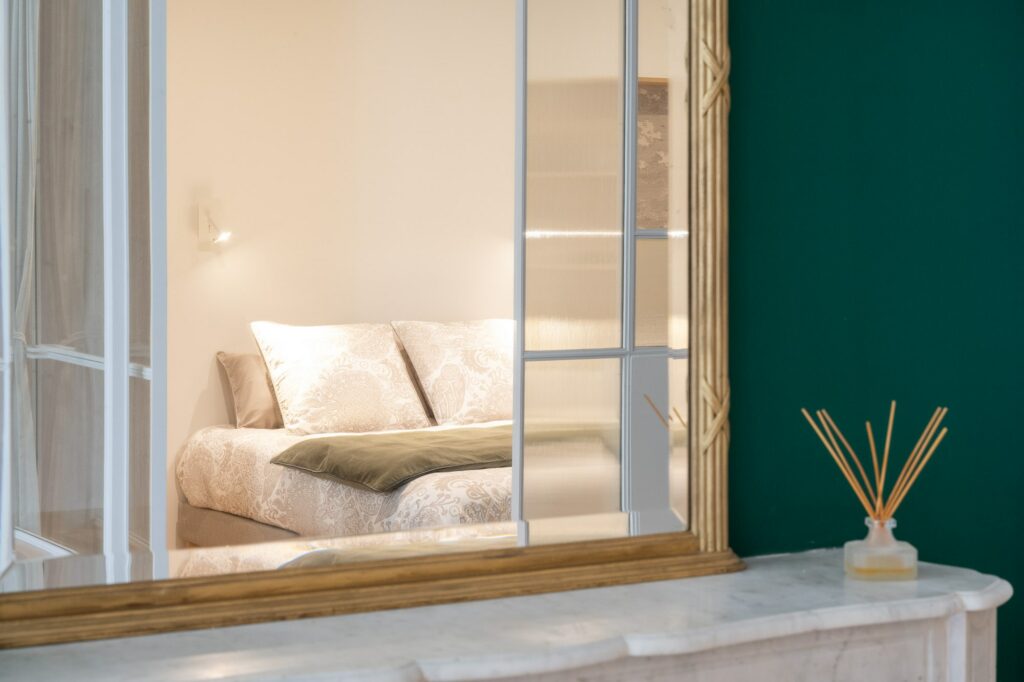reflet de la chambre dans un miroir