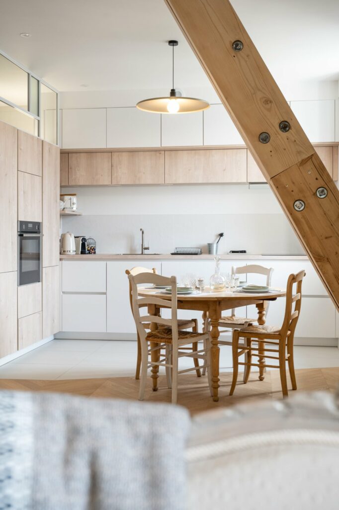 cuisine chaleureuse avec du bois