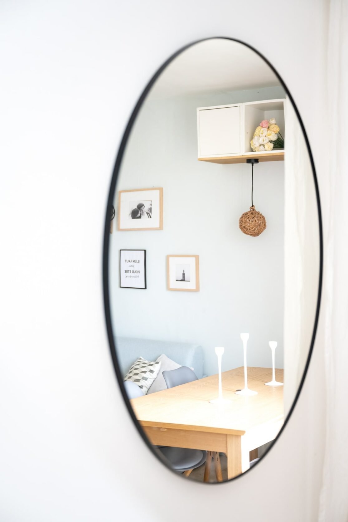 salle à manger et miroir