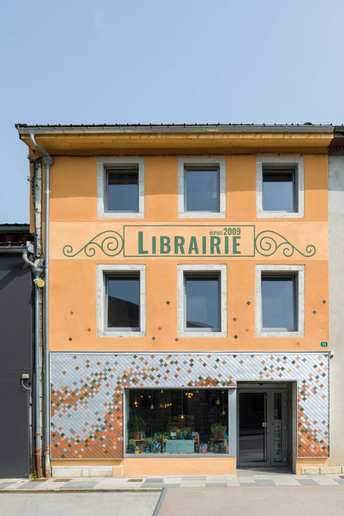 librairie avec façade colorée