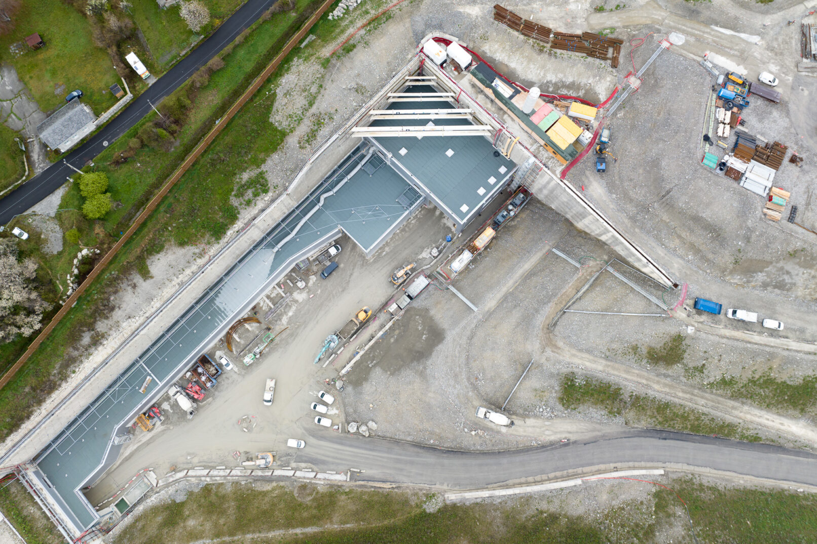 construction tunnel vidéo sécurité : vue drone de l'entree du tunnel