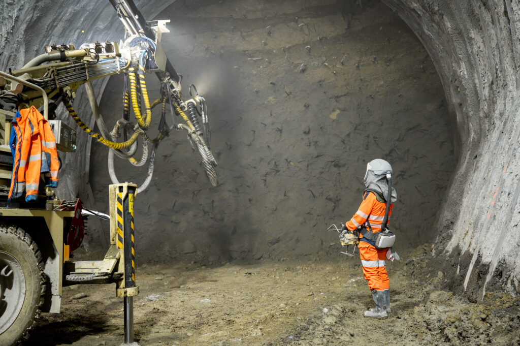 construction tunnel vidéo sécurité : projection de béton pour la sécurité du front de taille