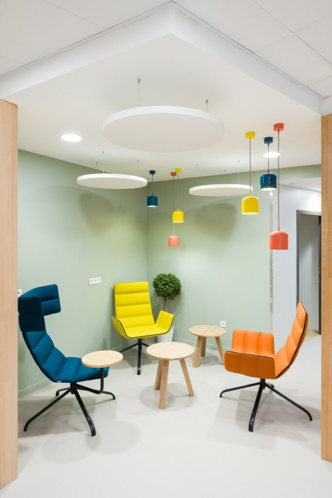 salle d'attente colorée