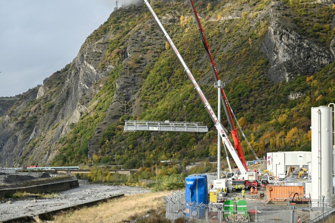 levage structure métallique à deux grues