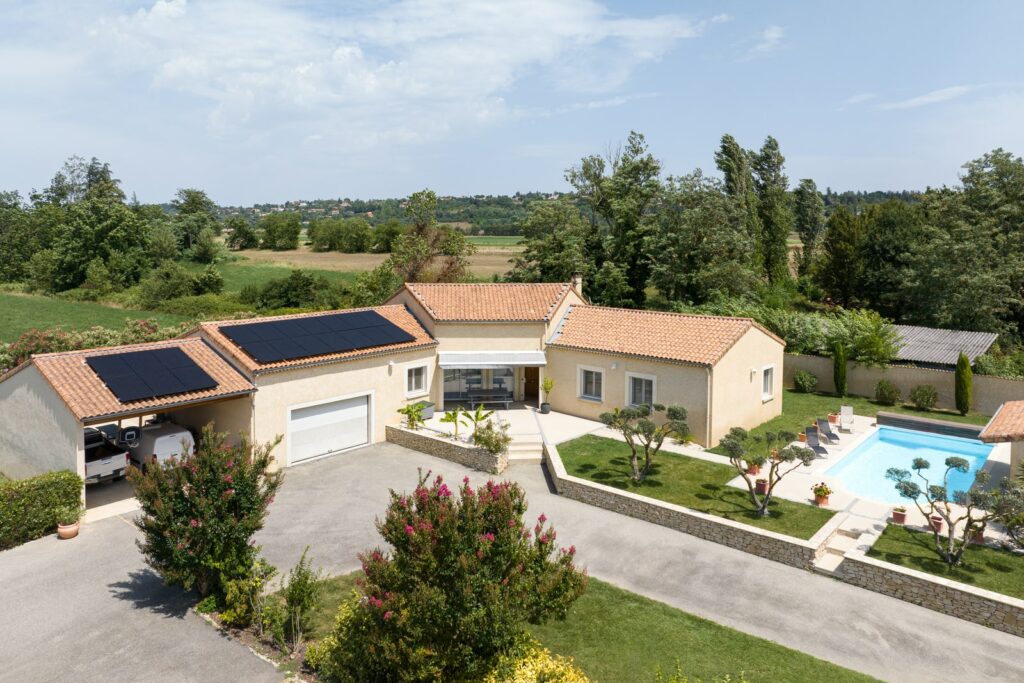 villa avec panneaux solaires